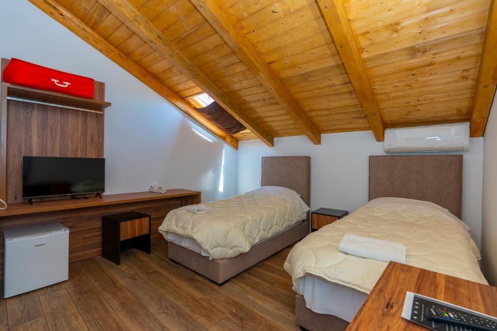 Postel nebo postele na pokoji v ubytování GJUHADOLI HOTEL Restaurant