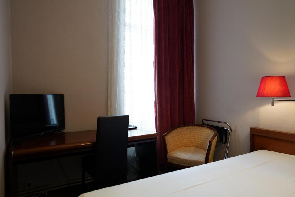TV a/nebo společenská místnost v ubytování Hotel Xantener Eck