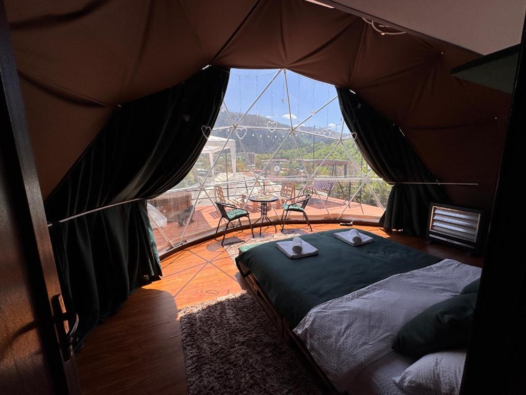Postel nebo postele na pokoji v ubytování Aura glamping borjomi