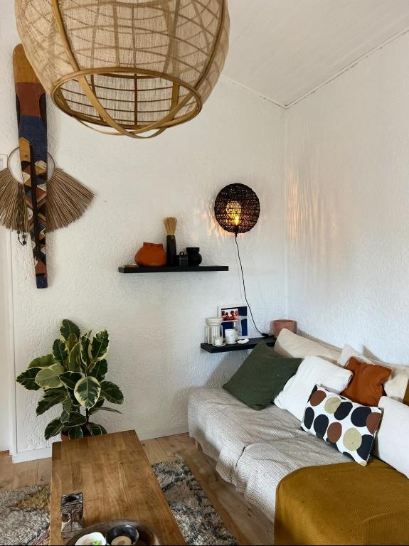 un salon avec un canapé et une table dans l'établissement Charmante maison rénovée à Arès, à Arès