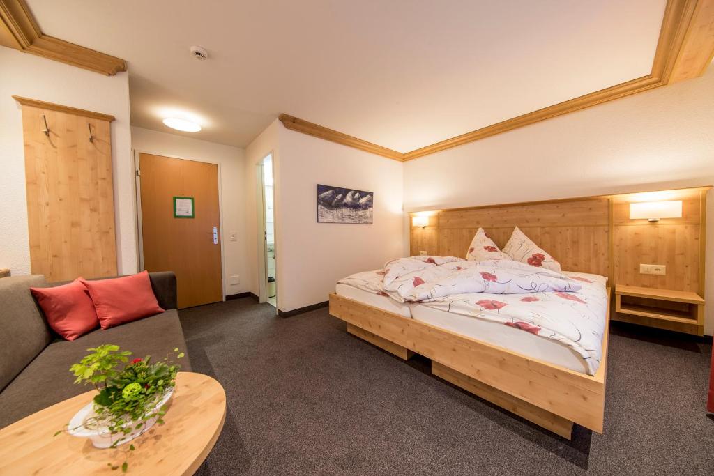 Postel nebo postele na pokoji v ubytování Hotel Alpbach