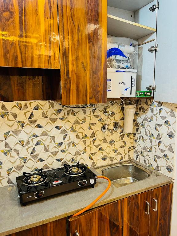 Кухня або міні-кухня у Luxury 1 RK in New Delhi