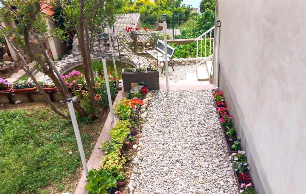 Vonkajšia záhrada v ubytovaní Nice Studio In Omis With House Sea View