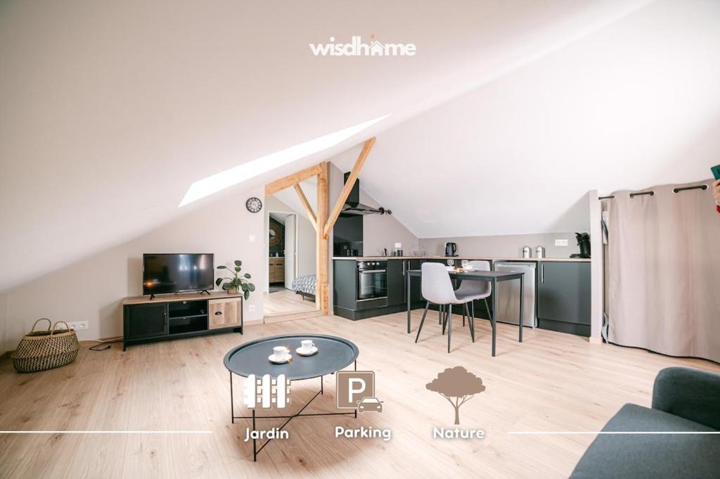 un salon avec un canapé et une table dans l'établissement Chez Jo' parking et jardin, calme et cosy WisdhomeConciergerie, à Rodez