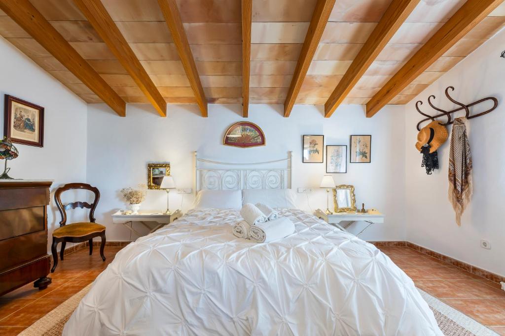 Postel nebo postele na pokoji v ubytování Finca Can Tomeu