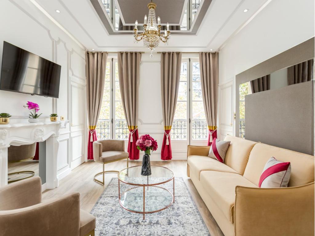 un salon avec un canapé et une table dans l'établissement Merveil Luxury Suite - Martin VII - Museum view, à Paris