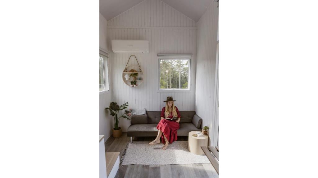 Area soggiorno di Kookaburra Tiny House by Tiny Away