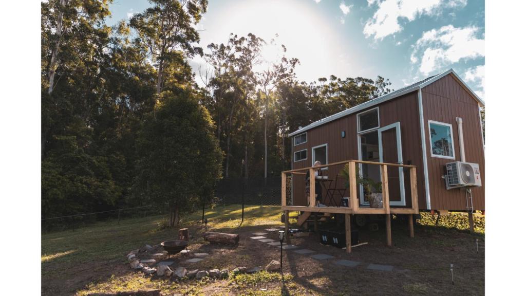 una casetta in mezzo a un giardino di Kookaburra Tiny House by Tiny Away a Palmwoods