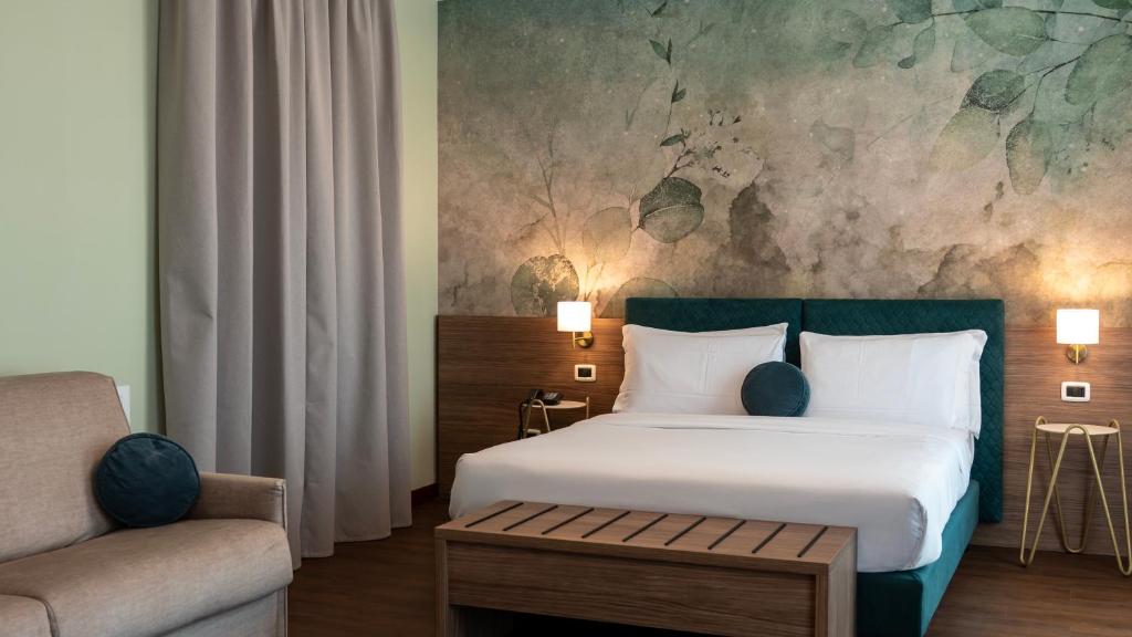 Postel nebo postele na pokoji v ubytování Gardone Palace Hotel