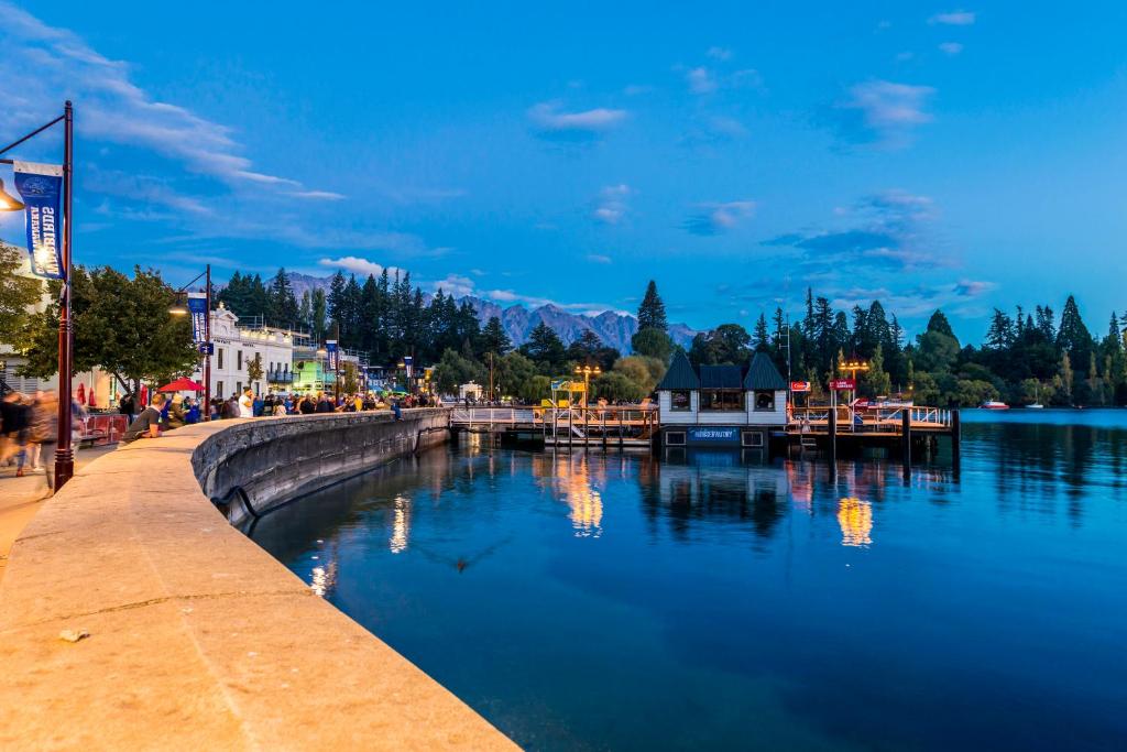 Výhled na řeku, která protéká v blízkosti hotelu