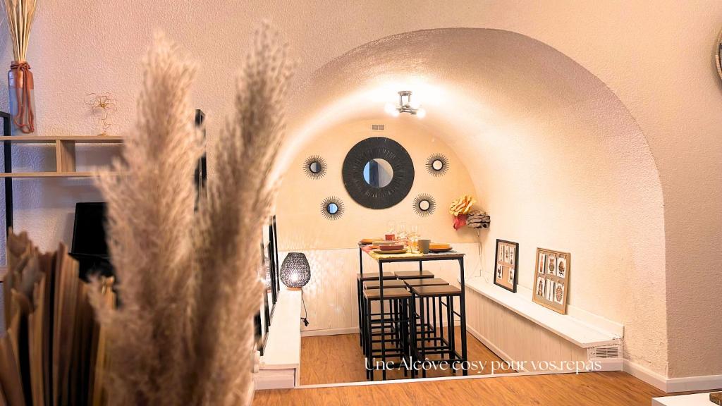 Cette chambre dispose d'un couloir avec une table et un miroir. dans l'établissement L'Alcove, à Carcassonne