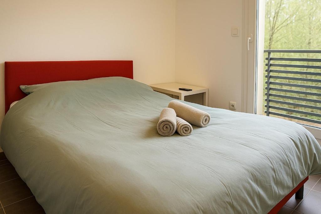 une chambre avec un lit avec deux serviettes dessus dans l'établissement Studio équipé avec Balcon et Accès rapide à Lille, à Croix