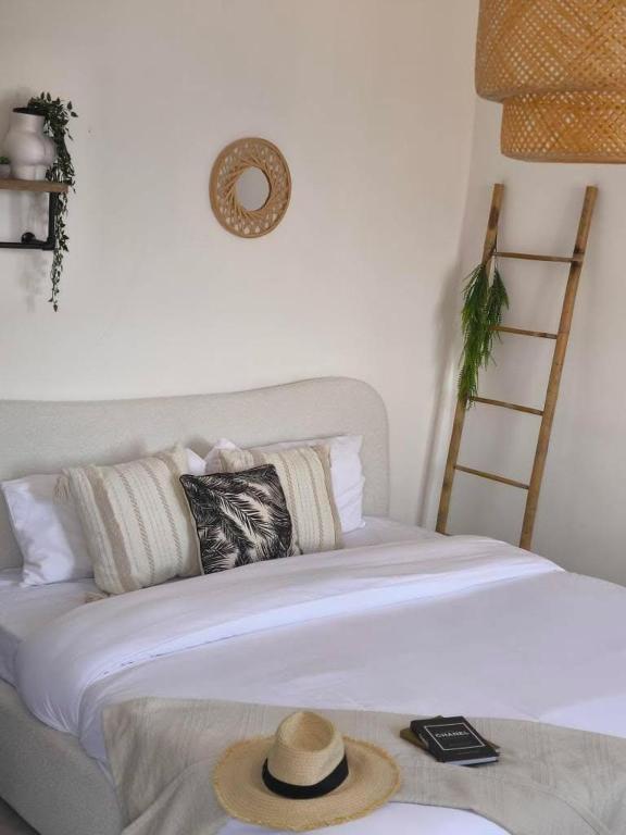 Posteľ alebo postele v izbe v ubytovaní Casa Marzy- Charming Tropea Studio with Pool, Sea & Volcano Views