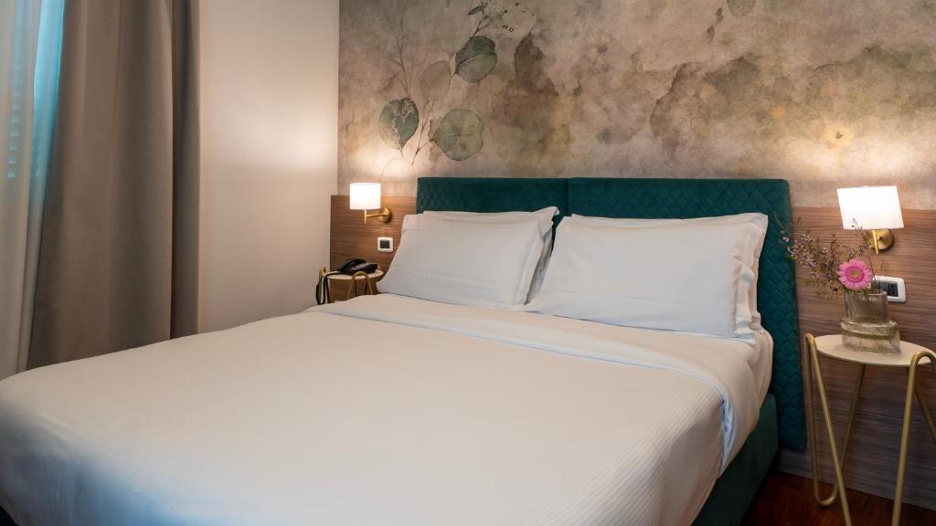 Postel nebo postele na pokoji v ubytování Gardone Palace Hotel