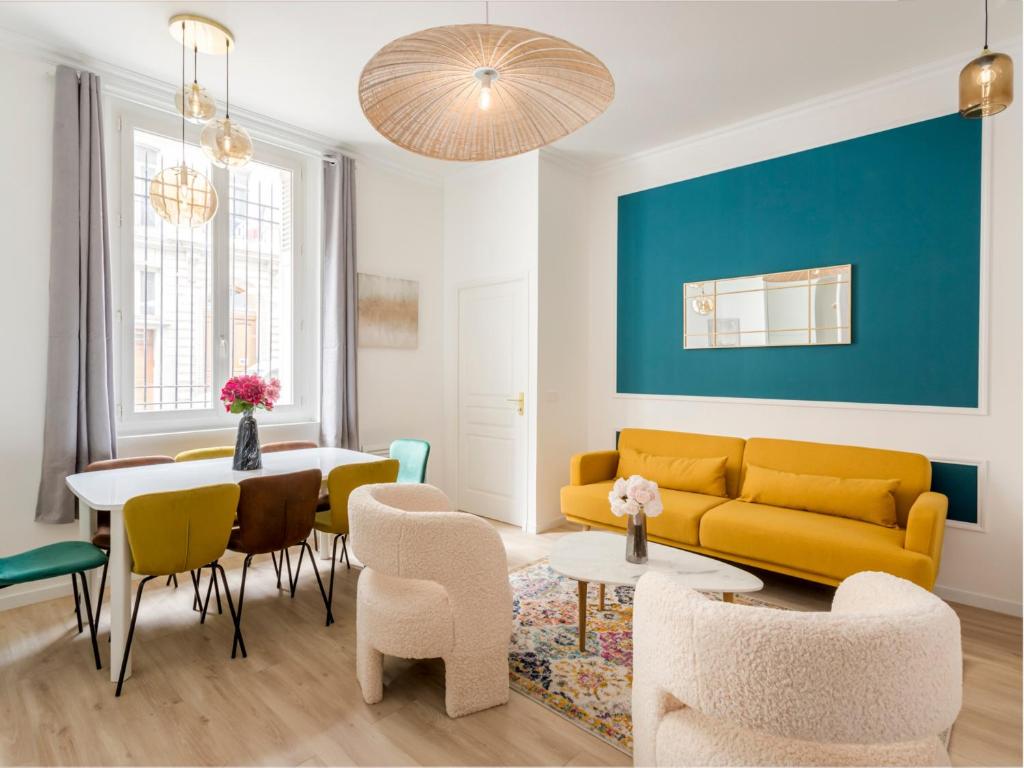 un salon avec un canapé jaune et une table dans l'établissement Merveil - Family Suite - Opera - Turin, à Paris