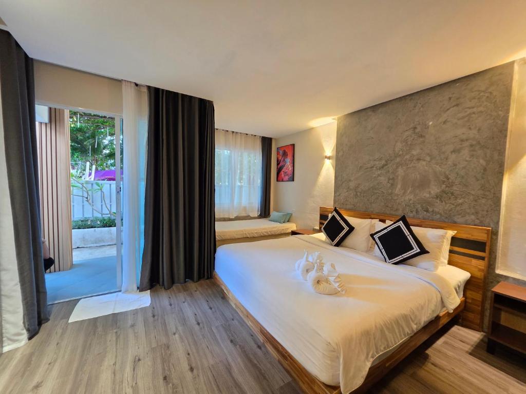 Postel nebo postele na pokoji v ubytování TT Naiyang Beach Phuket