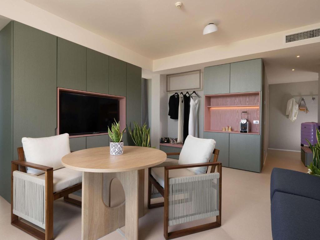 TV a/nebo společenská místnost v ubytování Mercure Hotel Rimini Artis