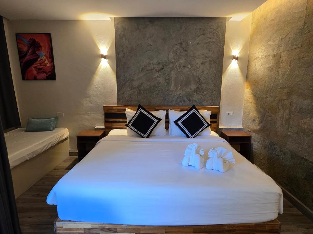 Postel nebo postele na pokoji v ubytování TT Naiyang Beach Phuket
