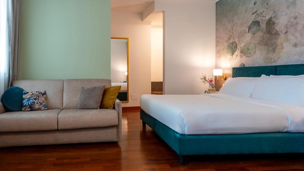 Postel nebo postele na pokoji v ubytování Gardone Palace Hotel