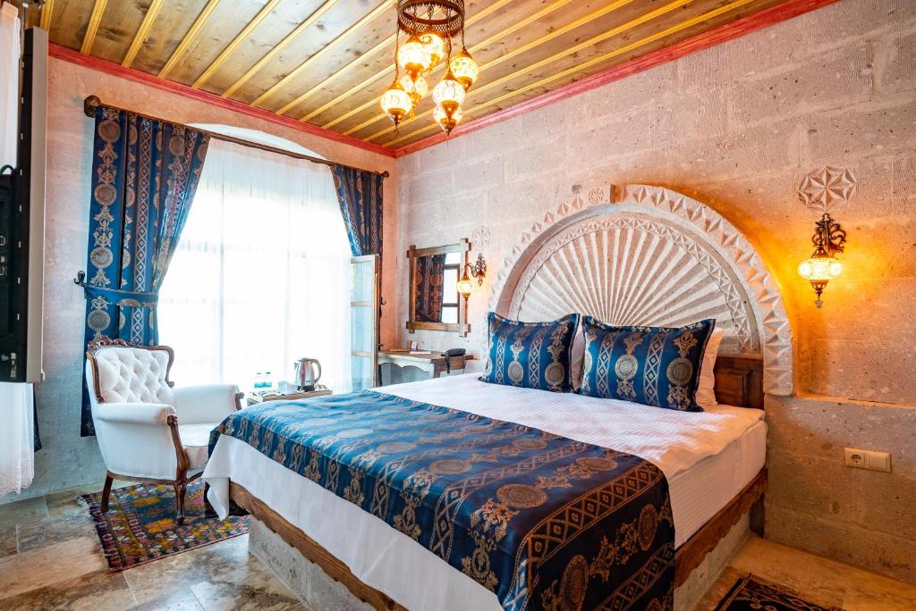 Postel nebo postele na pokoji v ubytování CAPPANAR CAVE HOTEL
