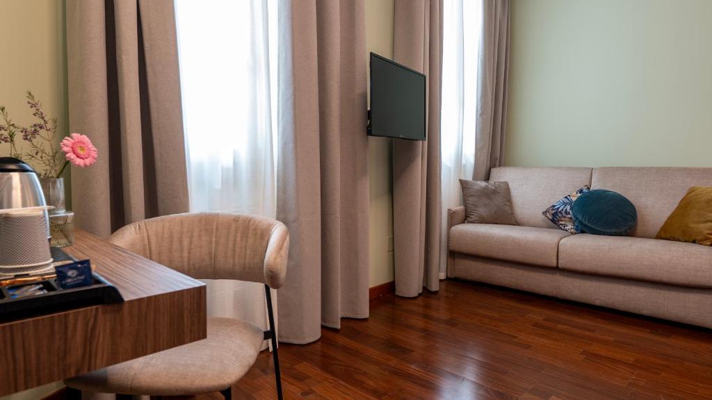 TV a/nebo společenská místnost v ubytování Gardone Palace Hotel
