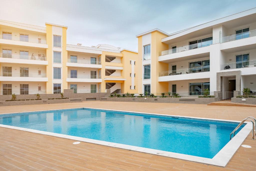 Adega Deluxe | Near Marina, Pool & Parking