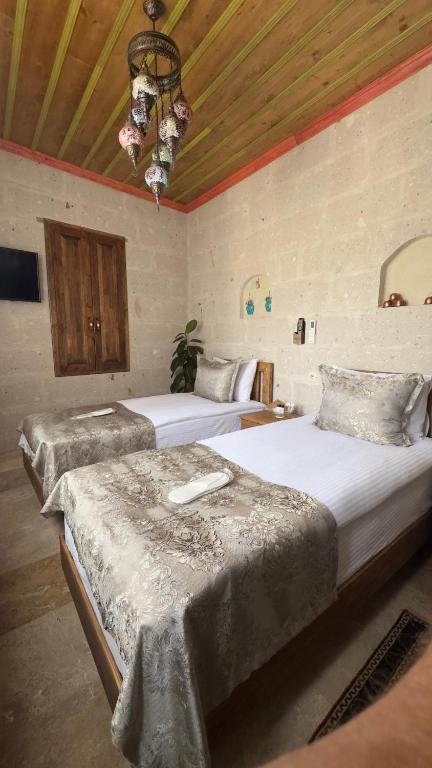 Postel nebo postele na pokoji v ubytování CAPPANAR CAVE HOTEL