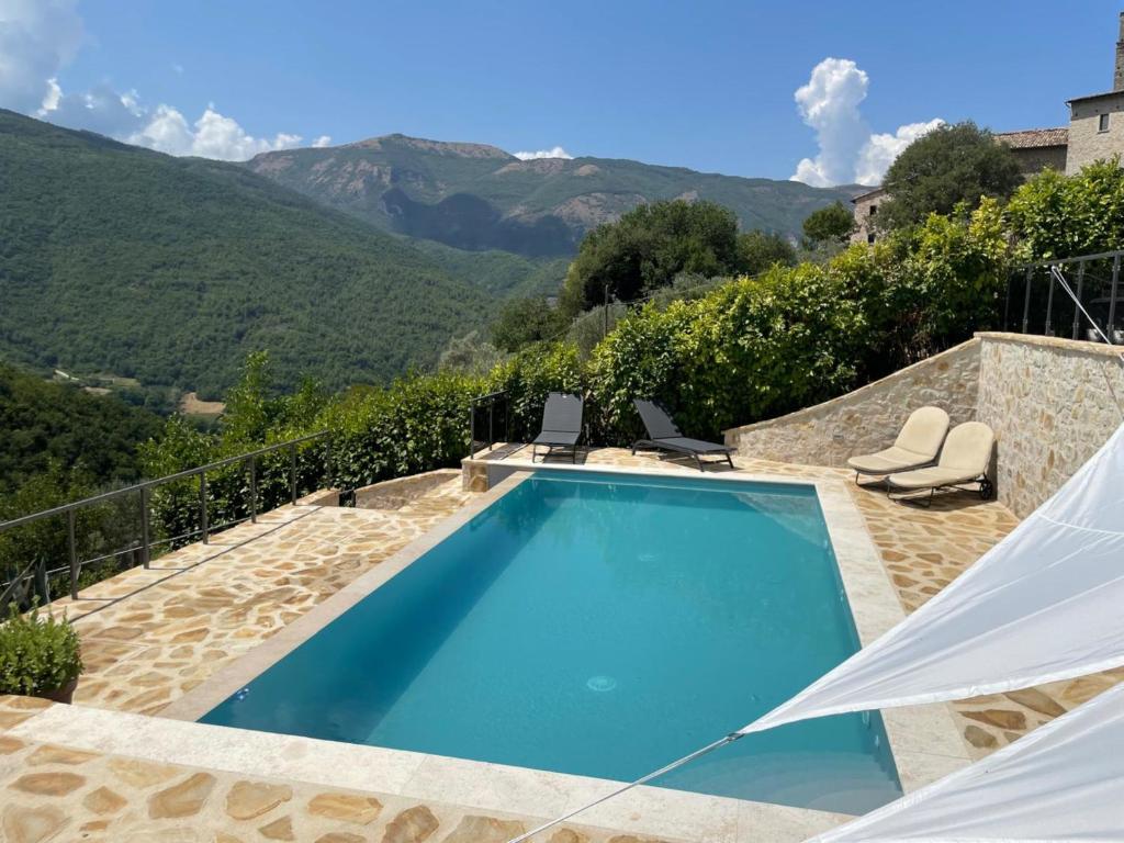 Nespecifikovaný výhled na hory nebo výhled na hory při pohledu z vily