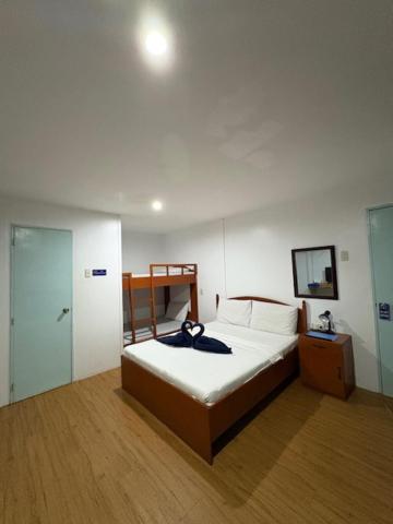 Postel nebo postele na pokoji v ubytování duck inn manila