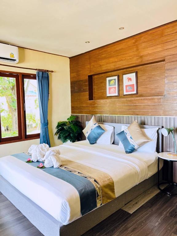 Postel nebo postele na pokoji v ubytování Three Trees Samui Resort - Sarocha Villa