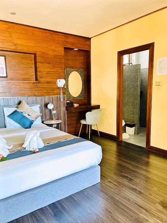 Postel nebo postele na pokoji v ubytování Three Trees Samui Resort - Sarocha Villa