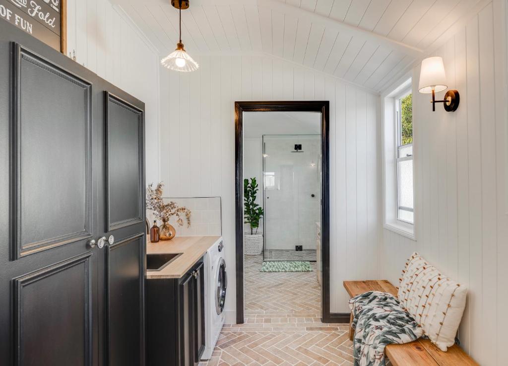 una cucina con porta nera e lavandino di Edwin Cottage a Toowoomba