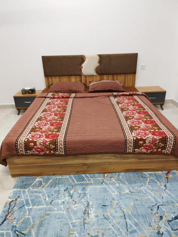 Postel nebo postele na pokoji v ubytování غرف للإيجار اليومي