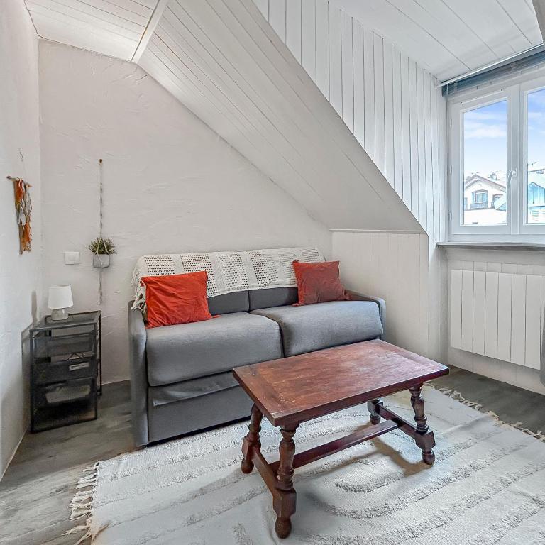 un salon avec un canapé et une table basse dans l'établissement Studio lumineux au cœur d'Aix-les-Bains, à Aix-les-Bains