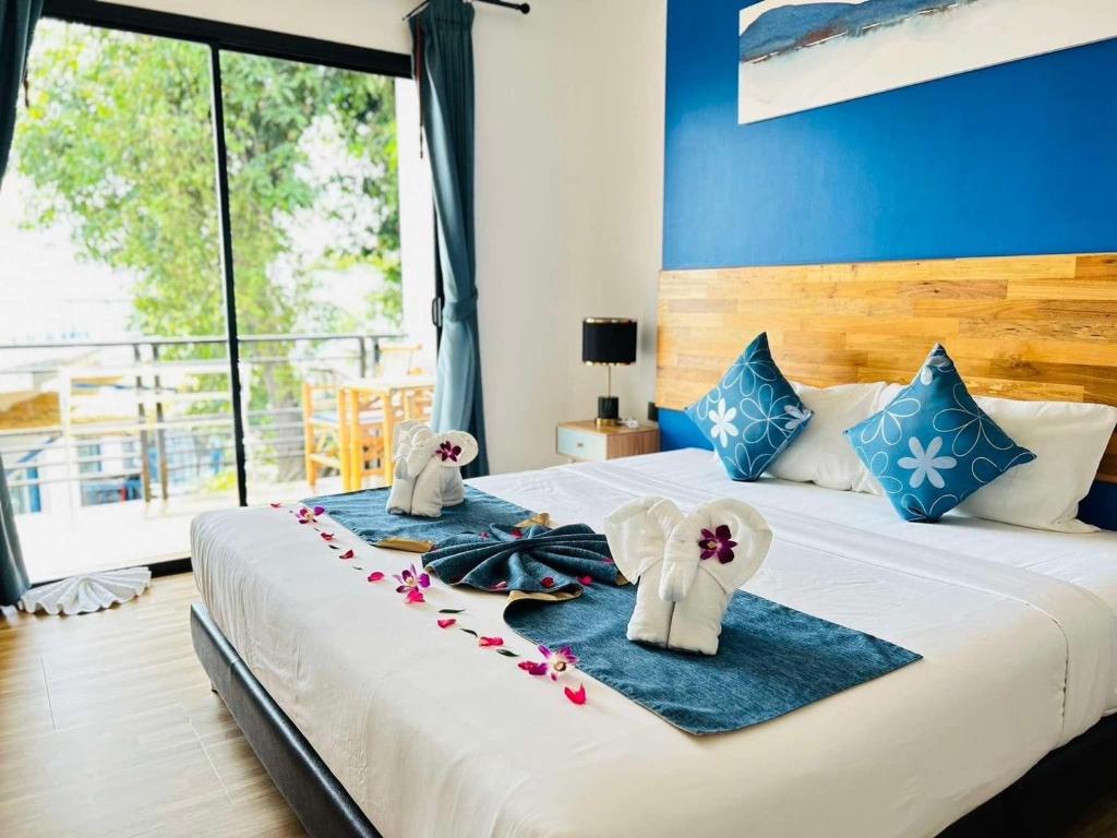 Postel nebo postele na pokoji v ubytování Three Trees Samui Resort - Sarocha Villa
