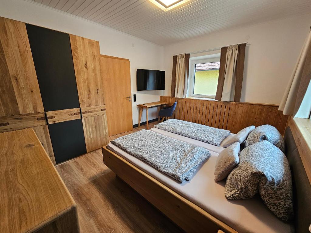 Postel nebo postele na pokoji v ubytování Gasthof Engelhof