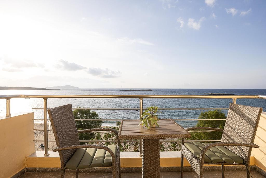 Neachora Beachfront Suites - Resim 41