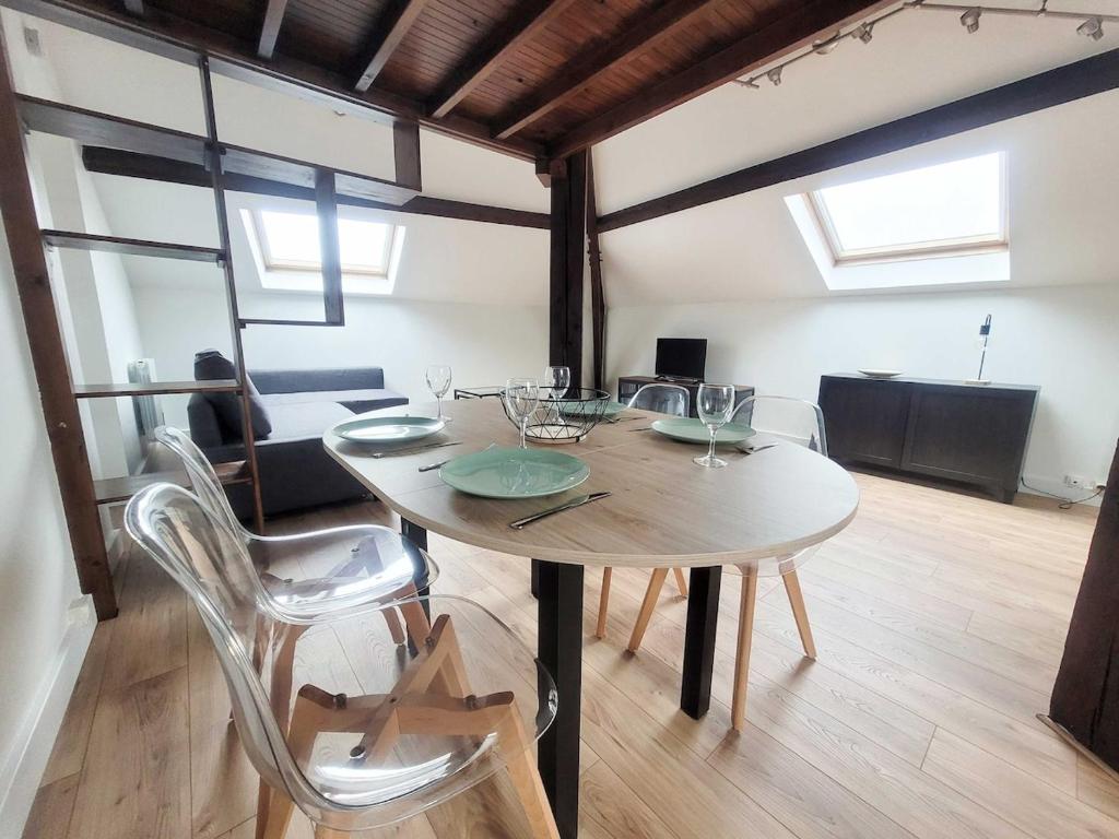 - une table à manger avec des chaises et des verres dans l'établissement Le Vivaldi Prox Centre Ville et Place Stan, à Nancy