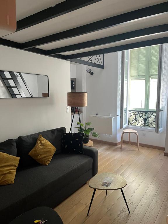 un salon avec un canapé et une table dans l'établissement Lovely cozy studio, à Nice