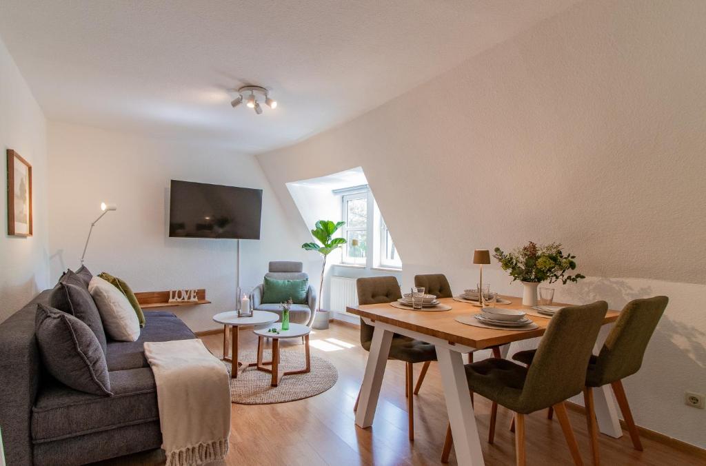 a living room with a table and a couch at ErzGlück Apartment I WLAN I Küche I Stellplatz I 4P in Neuwelt