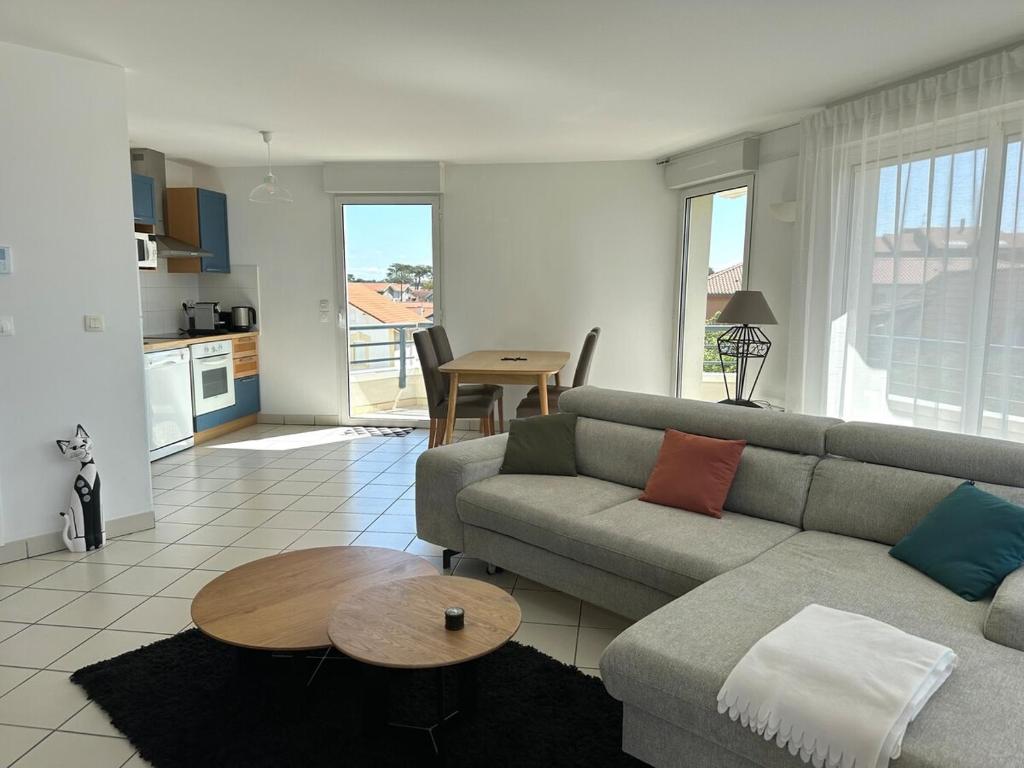 un salon avec un canapé et une table dans l'établissement Elegant T3 vue mer, à Capbreton