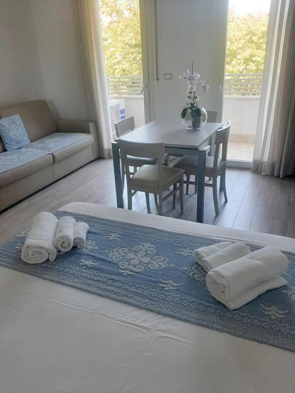 Łóżko lub łóżka w pokoju w obiekcie Alma di Alghero Apartments