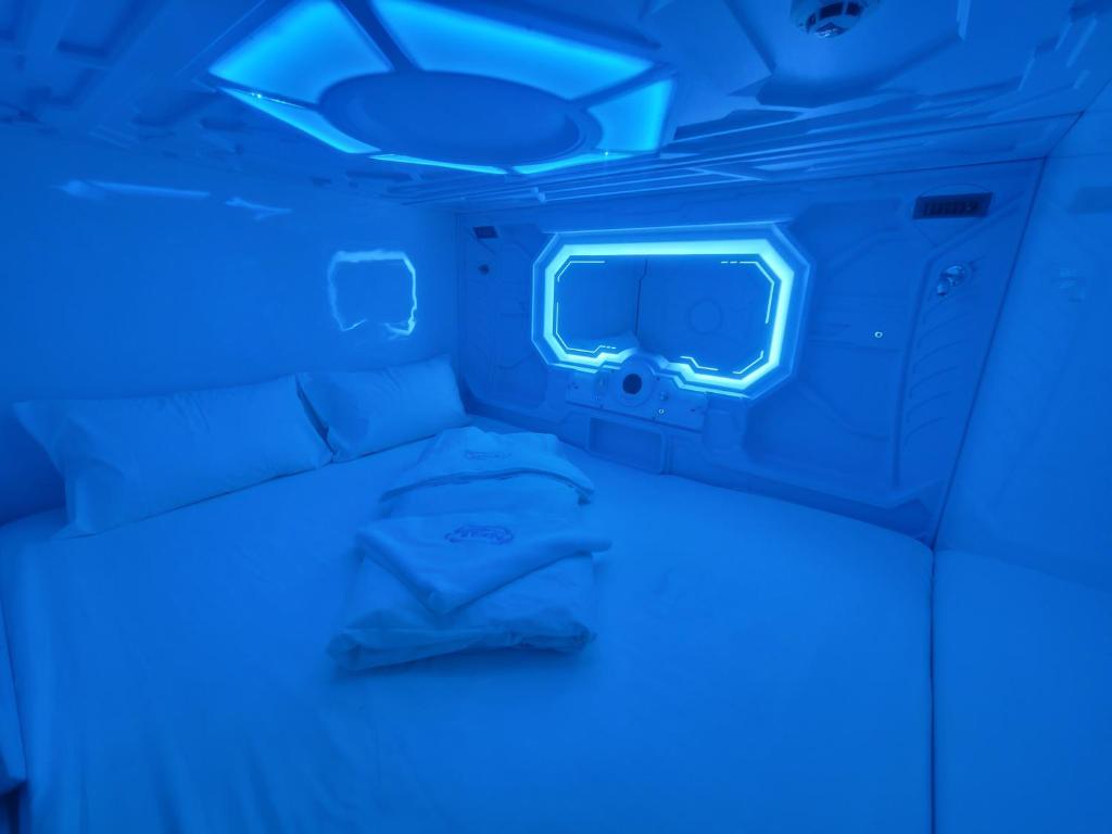 Postel nebo postele na pokoji v ubytování Capsule Hotel in Malapascua