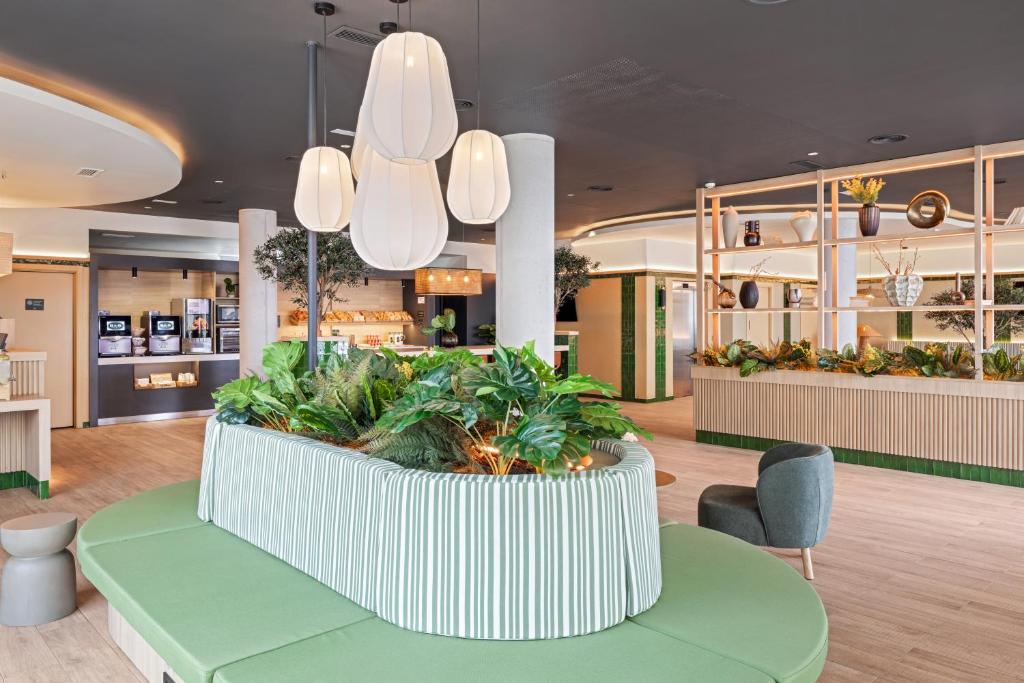Un restaurante o sitio para comer en B&B HOTEL Murcia