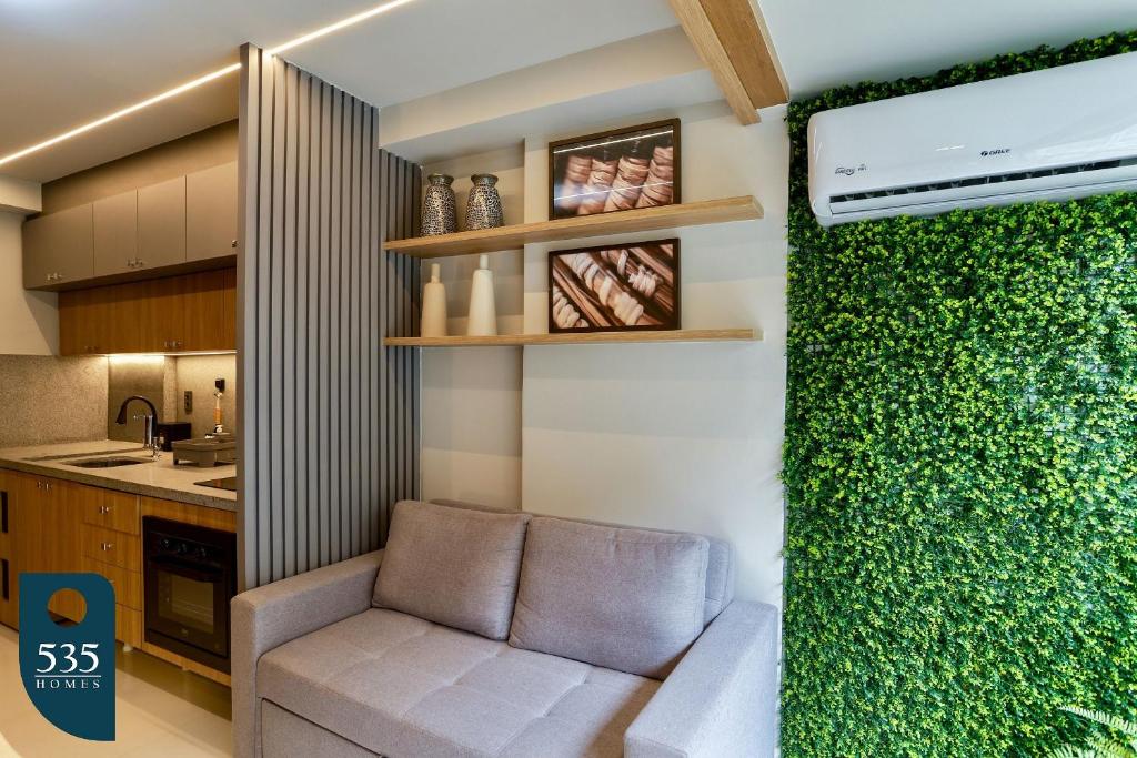uma parede viva com um sofá em uma cozinha em Conforto em apartamento a passos da praia da Barra em Salvador