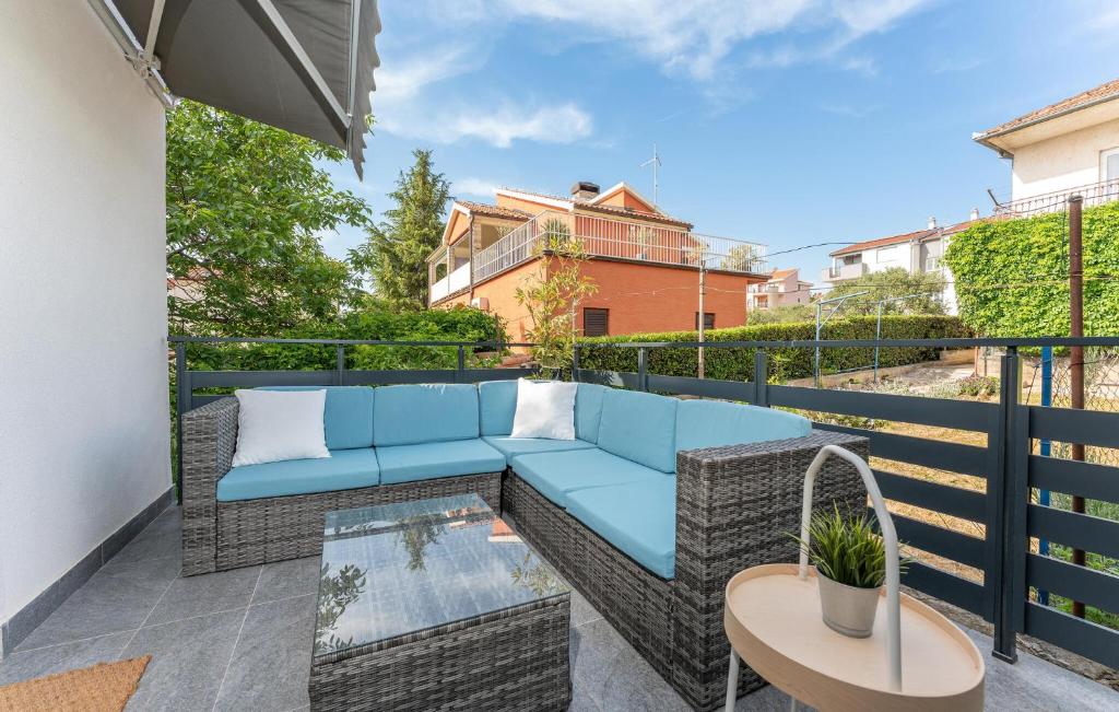 Rõdu või terrass majutusasutuses Cozy Apartment In Sveti Filip I Jakov