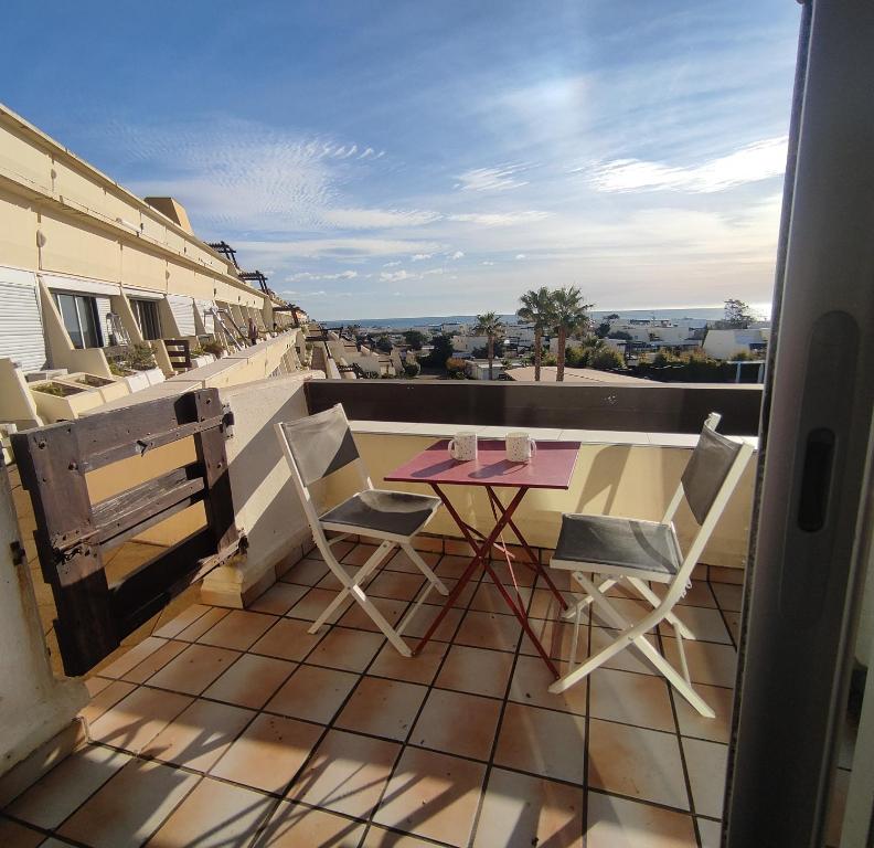 d'un balcon sur le toit avec une table et des chaises. dans l'établissement Studio 559, Port Nature 5 au village naturiste, au Cap d'Agde