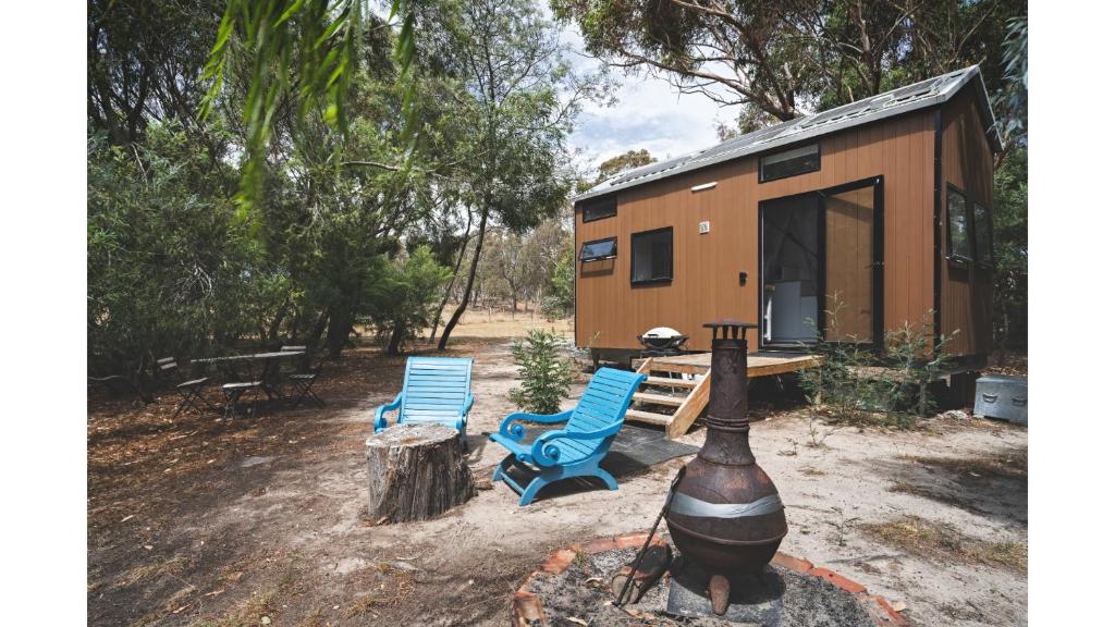 Jardí fora de Tiny Hideaway at Cloverhills by Tiny Away