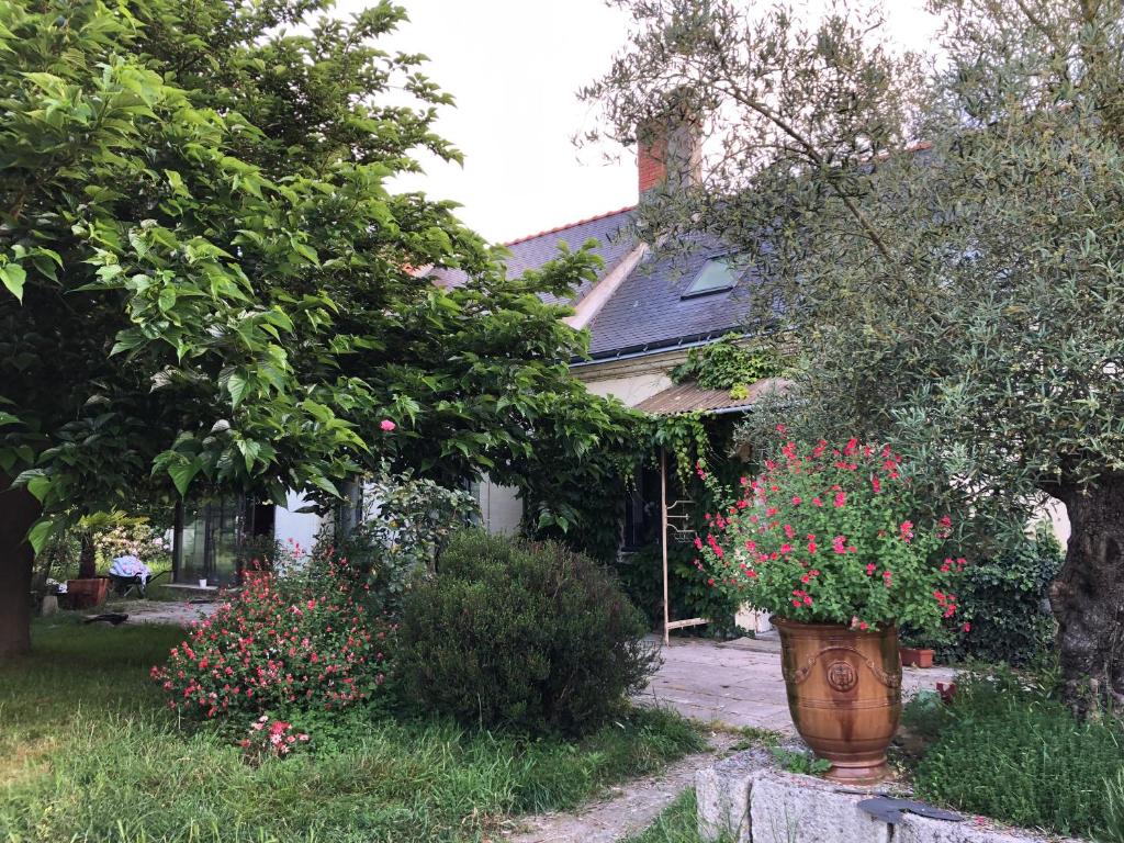 Vonkajšia záhrada v ubytovaní LA FERME DE RUSSÉ