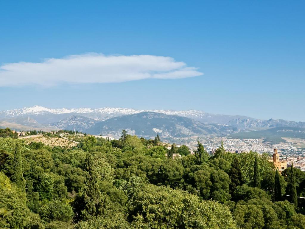widok na miasto ze wzgórz w obiekcie Apartamentos Sierra Nevada 3000 w mieście Sierra Nevada